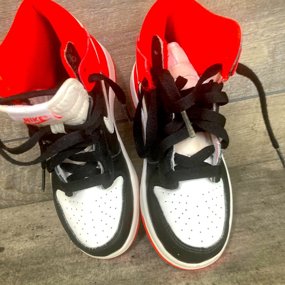 Neon orange Nike dunks Knick’s GS